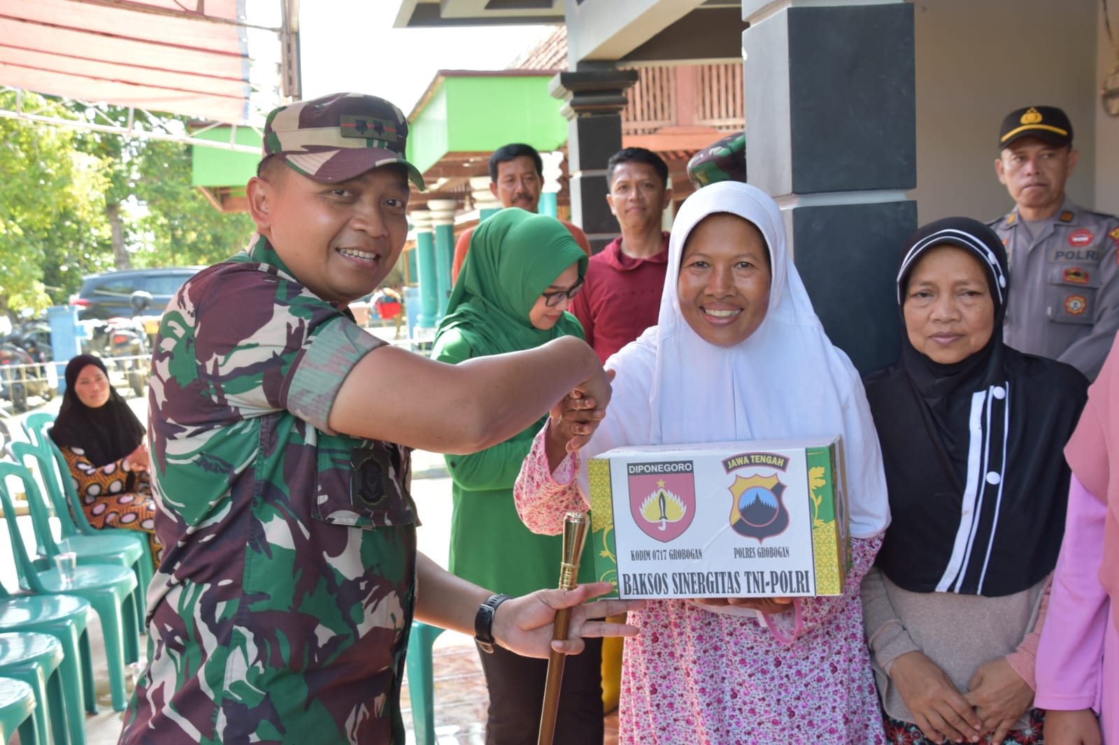 Dandim Grobogan Kunjungi Korban Banjir Berikan Paket Sembako